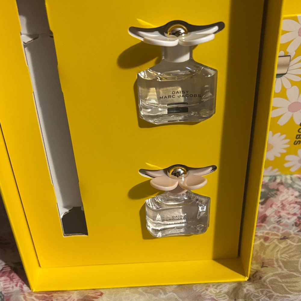Marc Jacobs Daisy Mini Perfume Duo - Yellow & White Accents - Picture 2 of 4